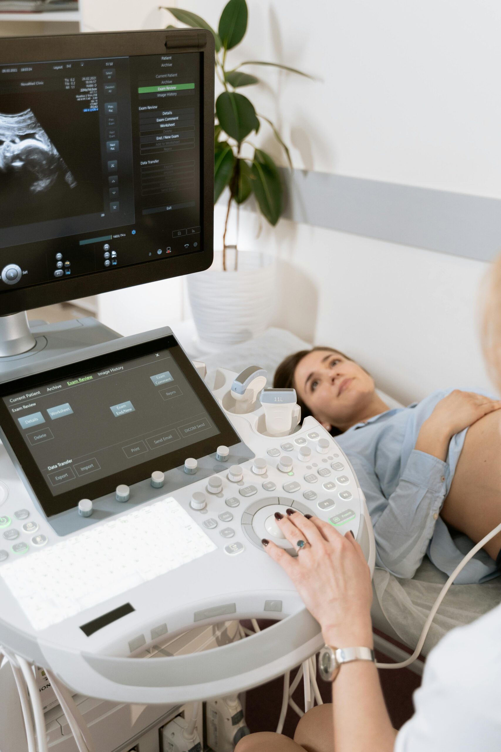 Eigenaresse van Pretecho Lansingerland tijdens een echo. Eigenaresse van Pretecho Lansingerland tijdens een echo.